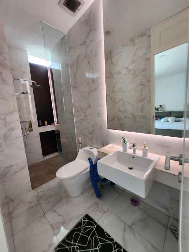 dijual rumah jalan grand pakuwon