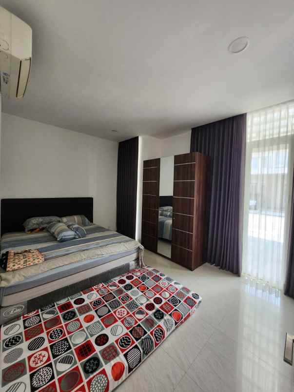 dijual rumah jalan grand pakuwon