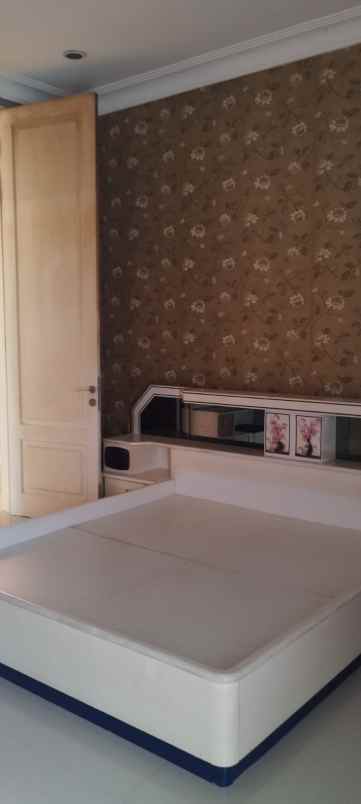 dijual rumah jalan pakuwon indah