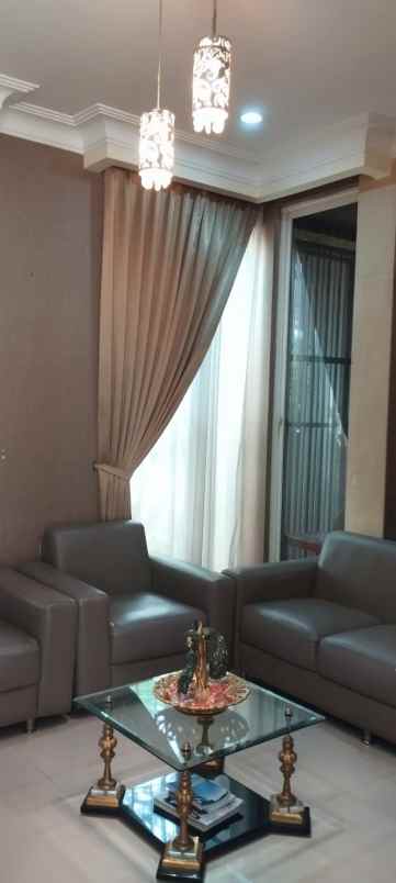 dijual rumah jalan pakuwon indah