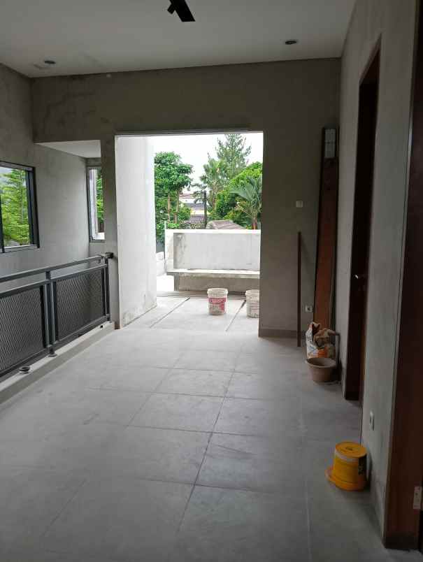 dijual rumah jalan poncol indah