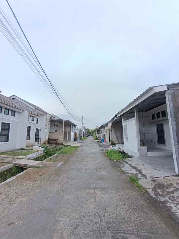 dijual rumah jalan raya megu cisoka