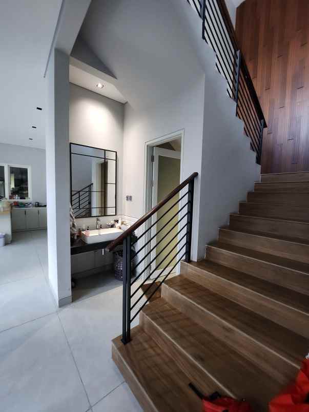 dijual rumah jalan royal residence