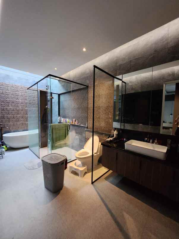 dijual rumah jalan royal residence