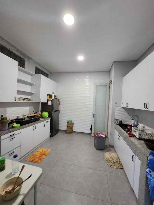 dijual rumah jalan royal residence