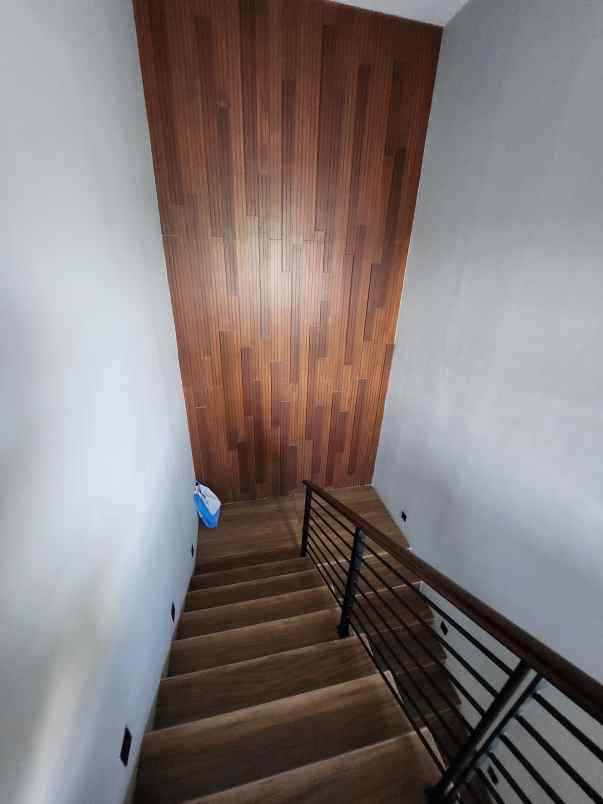 dijual rumah jalan royal residence