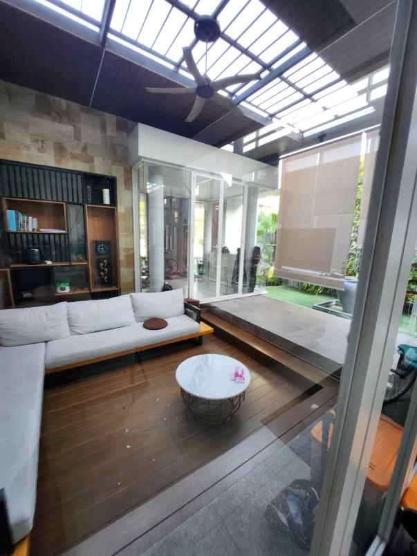 dijual rumah jalan royal residence