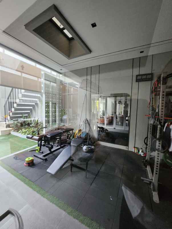 dijual rumah jalan royal residence