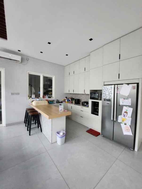 dijual rumah jalan royal residence