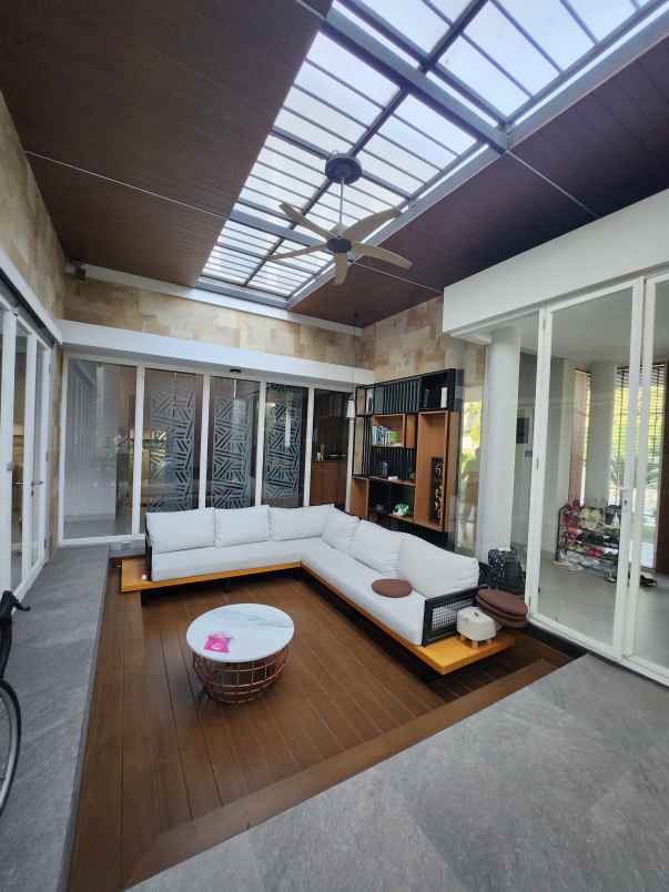 dijual rumah jalan royal residence