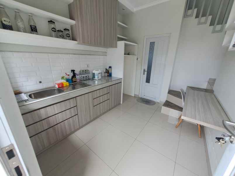 dijual rumah jl kramat asem 36b