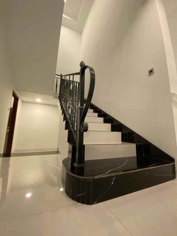 dijual rumah jl lebak bulus raya