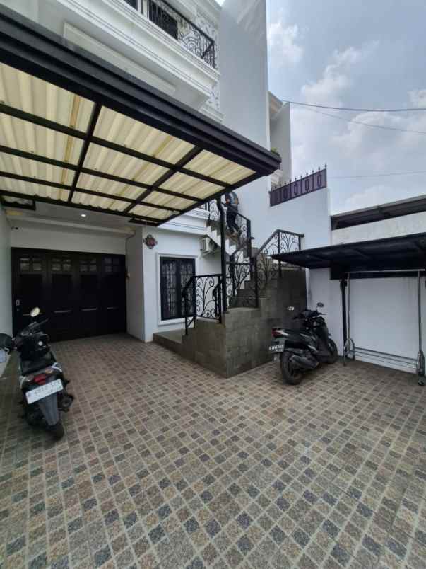 dijual rumah jl pagujaten