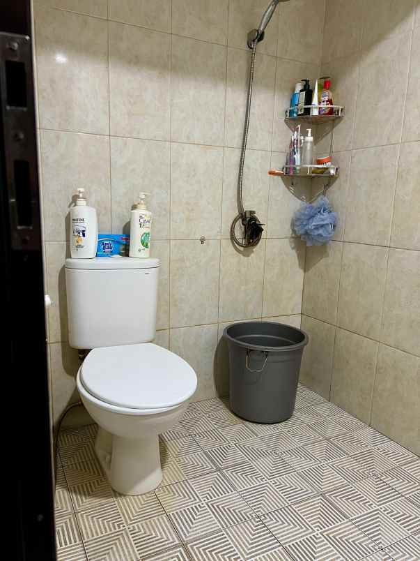 dijual rumah jl raya limo depok