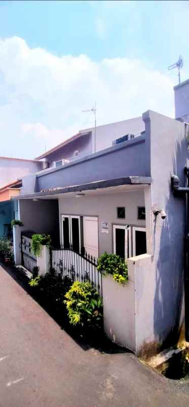dijual rumah jl salam cijantung