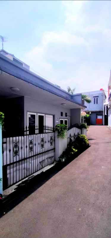 dijual rumah jl salam cijantung