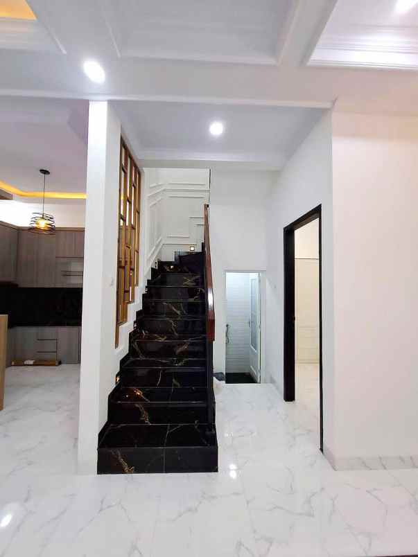 dijual rumah kalisari