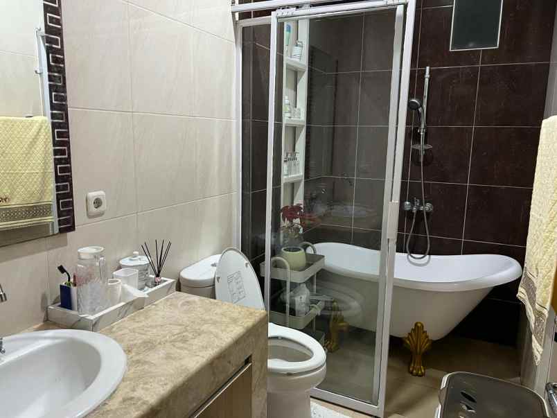 dijual rumah komplek buahbatu regency