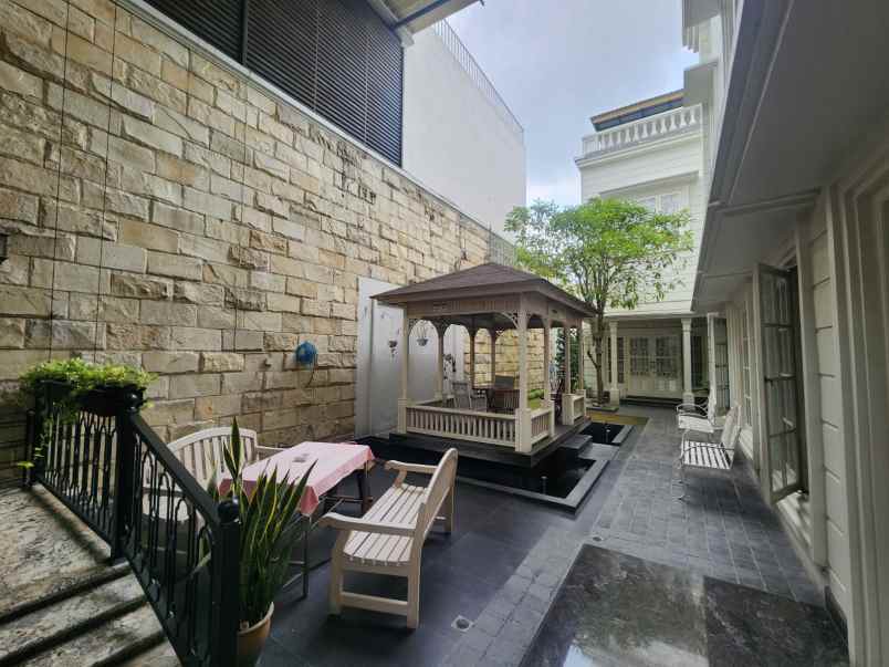 dijual rumah komplek cemara asri