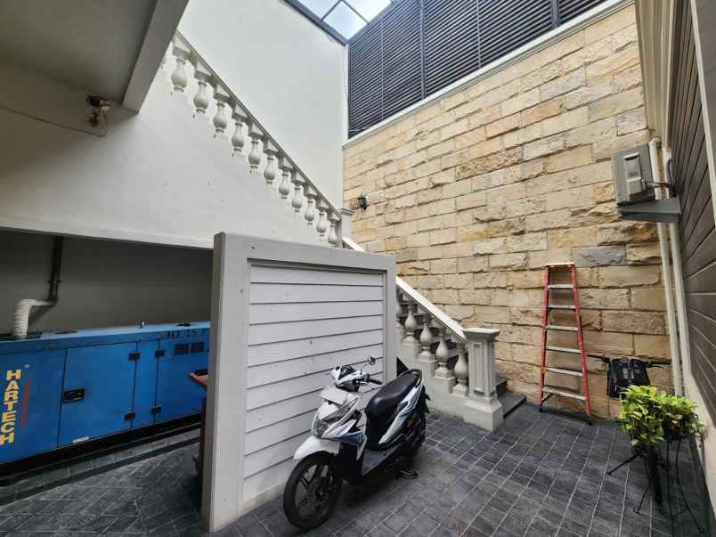 dijual rumah komplek cemara asri