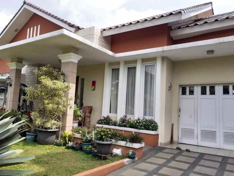 dijual rumah komplek graha puspa
