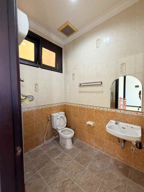 dijual rumah manyar kertoadi