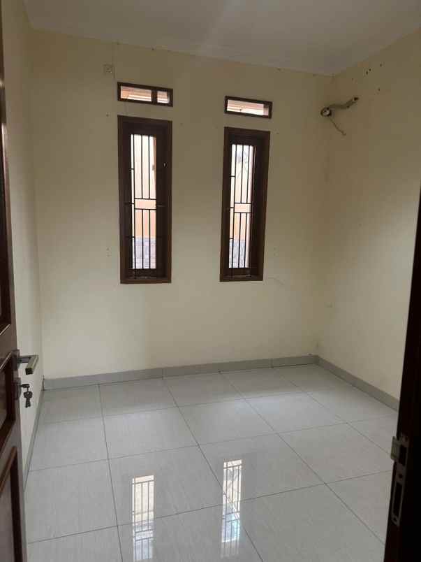 dijual rumah meruya selatan