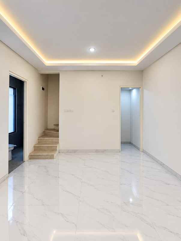dijual rumah mulyosari utara