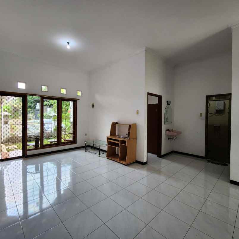 dijual rumah ngesrep