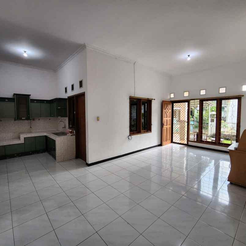 dijual rumah ngesrep