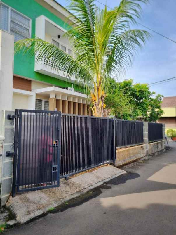 dijual rumah padurenan