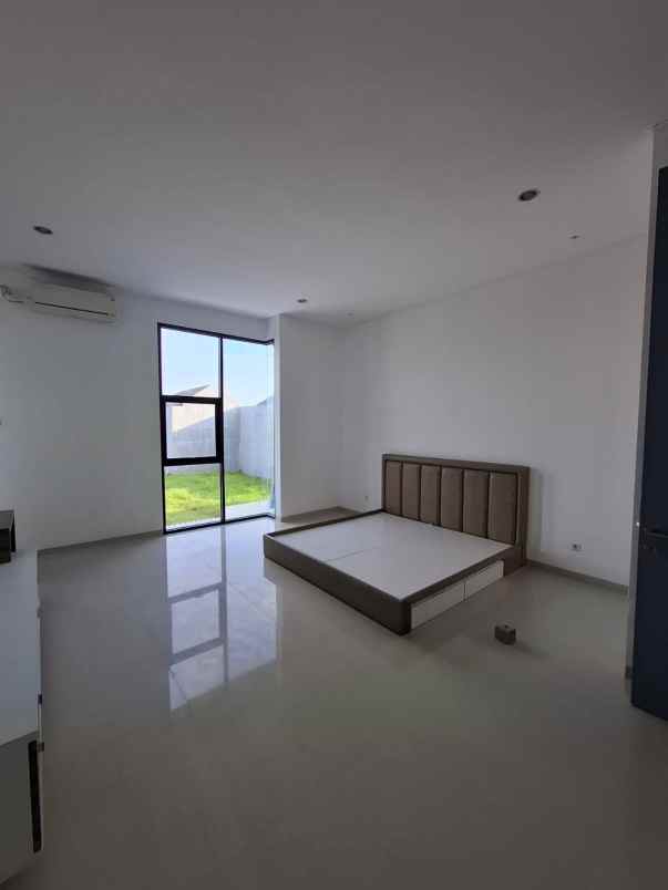 dijual rumah pakuwon city