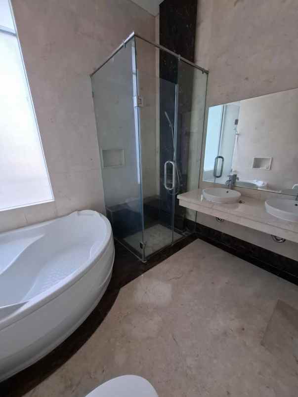 dijual rumah pakuwon city