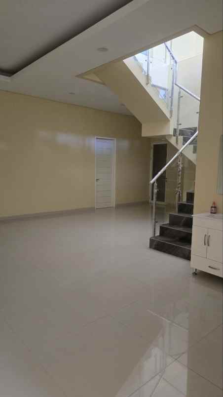 dijual rumah pakuwon city