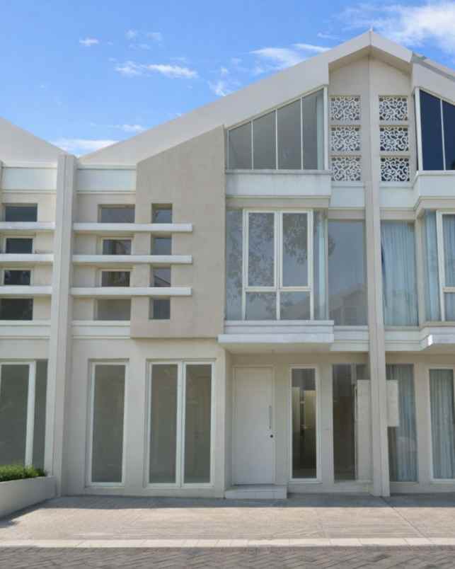 dijual rumah pakuwon city