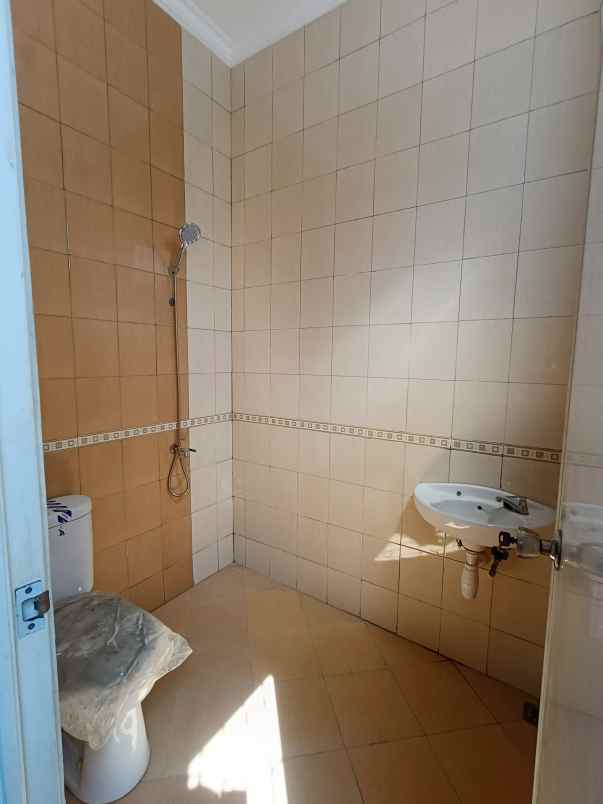 dijual rumah perumahan green semanggi