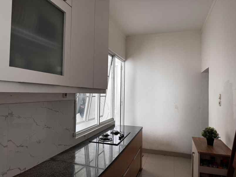 dijual rumah perumahan royal residence