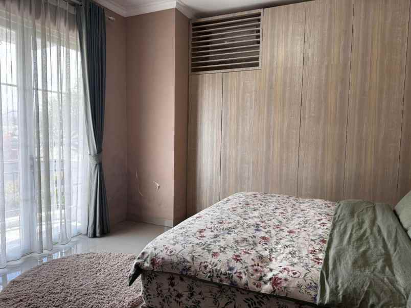 dijual rumah perumahan royal residence