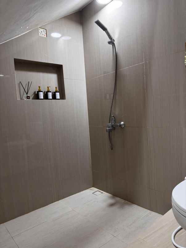 dijual rumah perumahan royal residence