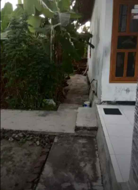 dijual rumah pinggir jalan utama