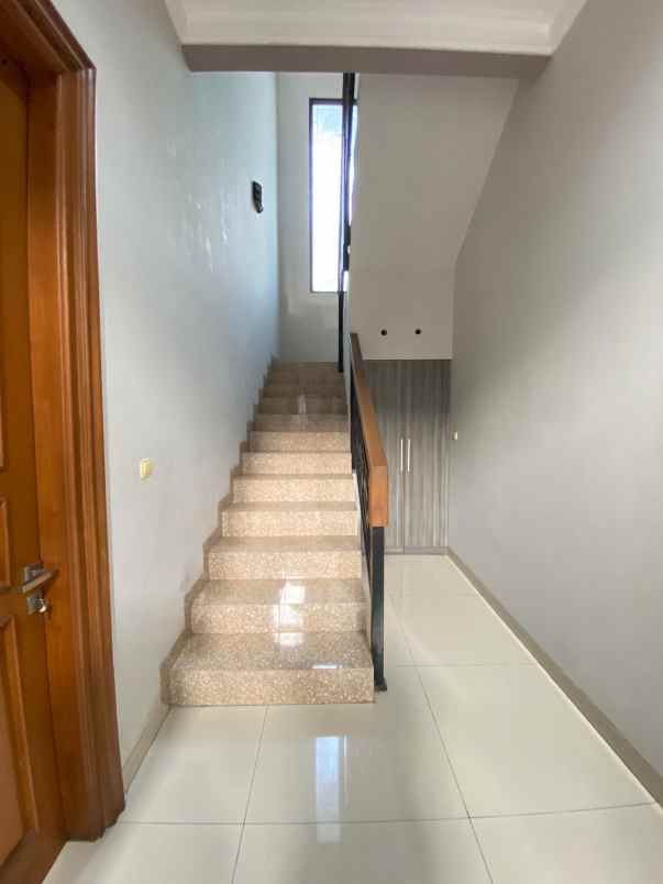 dijual rumah pondok kelapa