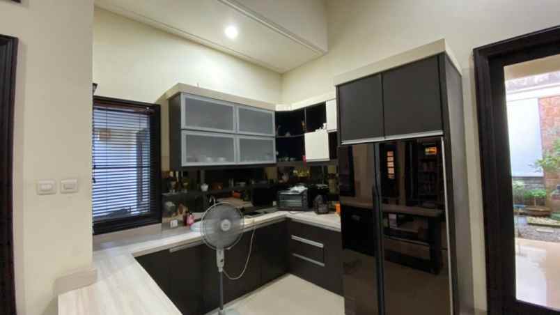 dijual rumah raya dharmahusada