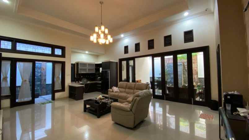 dijual rumah raya dharmahusada