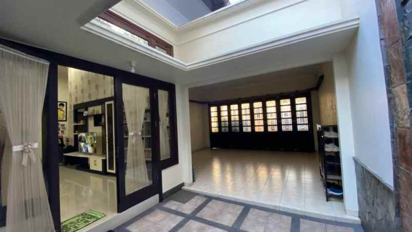 dijual rumah raya dharmahusada