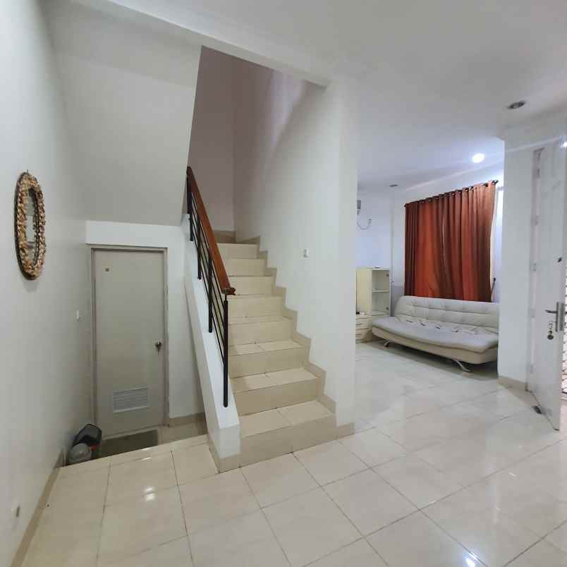 dijual rumah royal residence