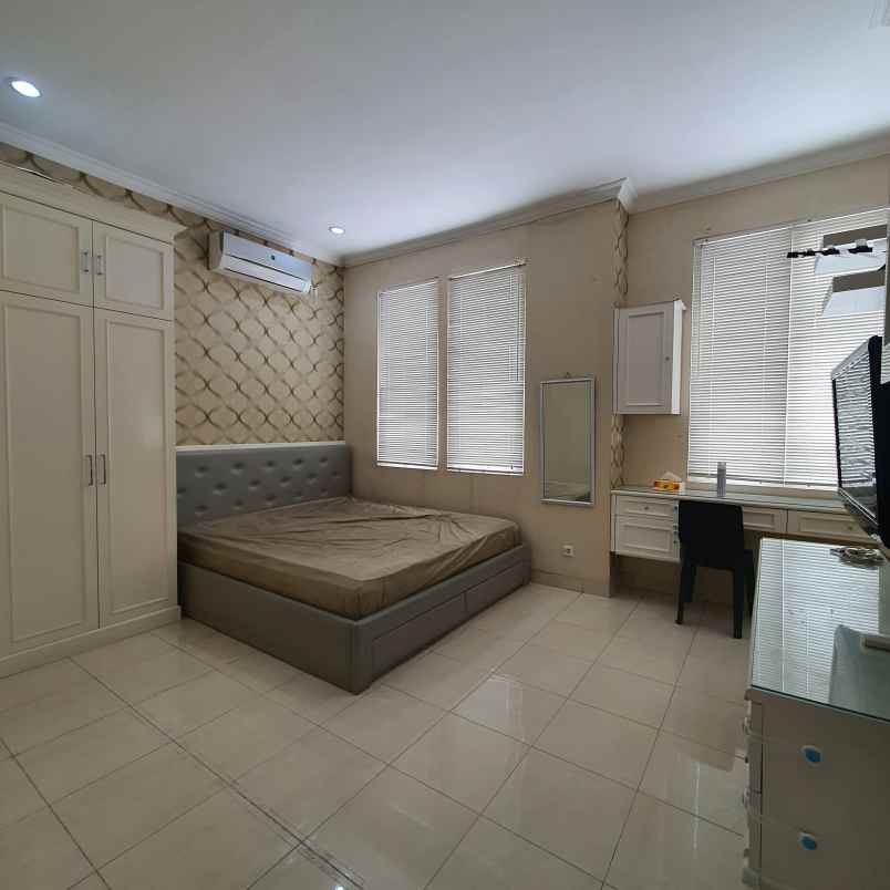 dijual rumah royal residence