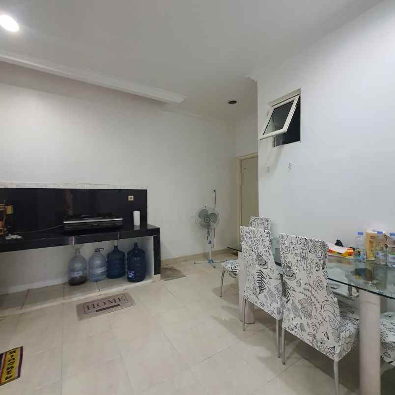 dijual rumah royal residence