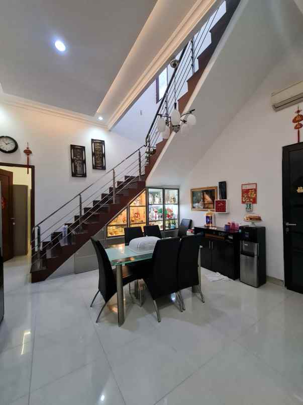 dijual rumah rungkut madya