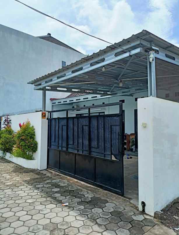 dijual rumah sambego