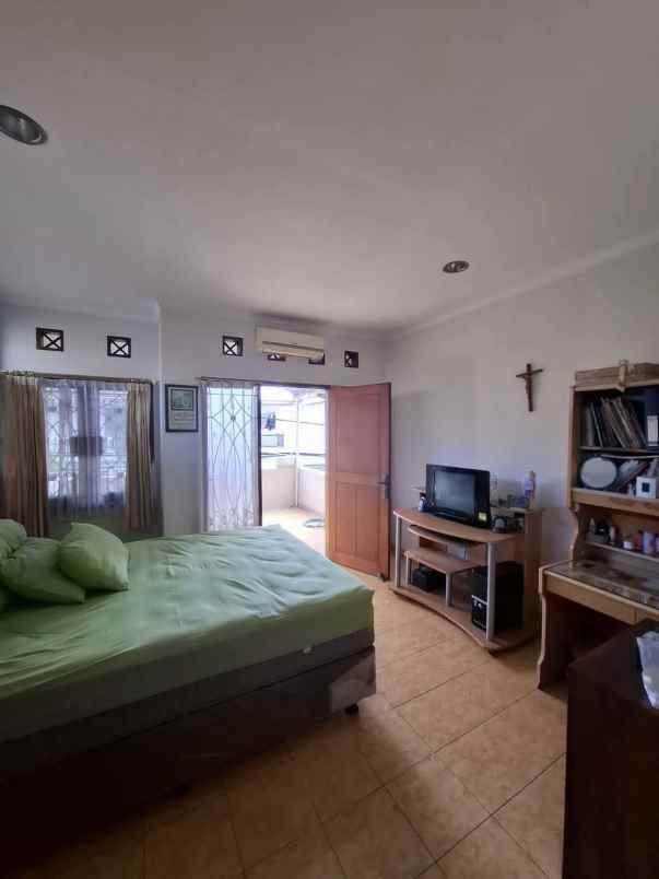 dijual rumah sanggar hurip